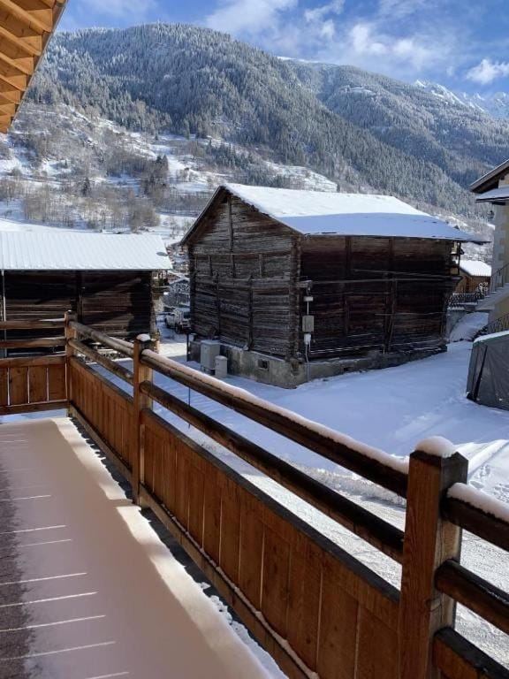 Property building, Day, Natural landscape, Winter, Mountain view