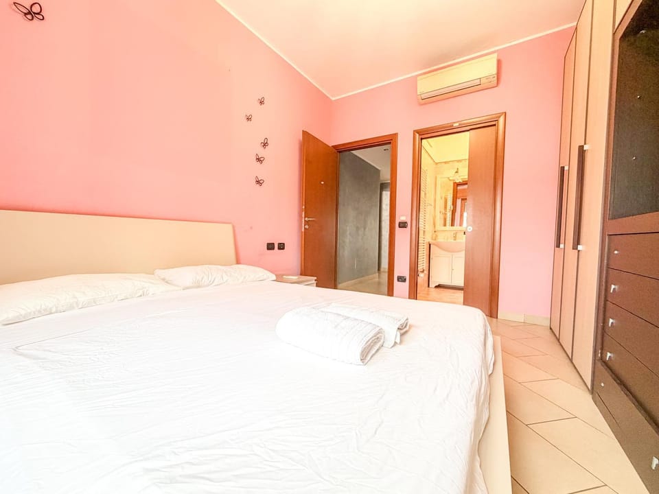 Bed, Photo of the whole room, Bedroom, wardrobe