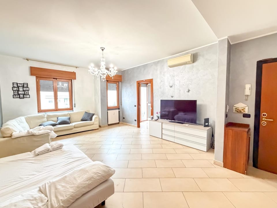 Communal lounge/ TV room, Bed, TV and multimedia, Living room, Seating area