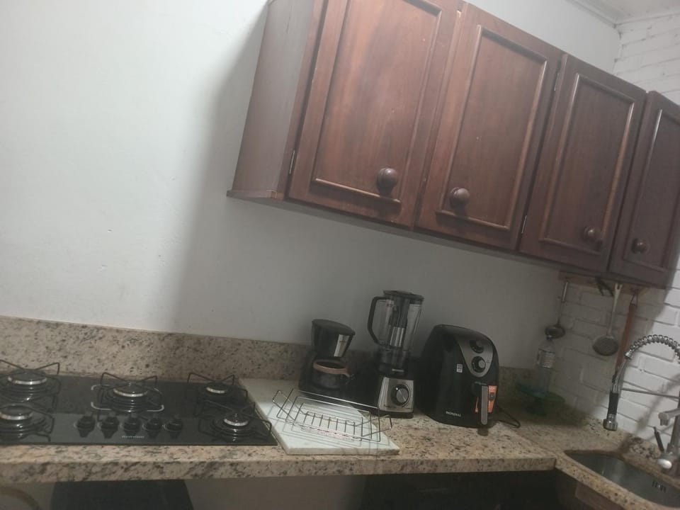 CHALÉ SIMPLES COM WI-FI SPLIT COZINHA COMPLETA SALA QUARTO BANHEIRO A 2 KM DO centro Apartment in Canela