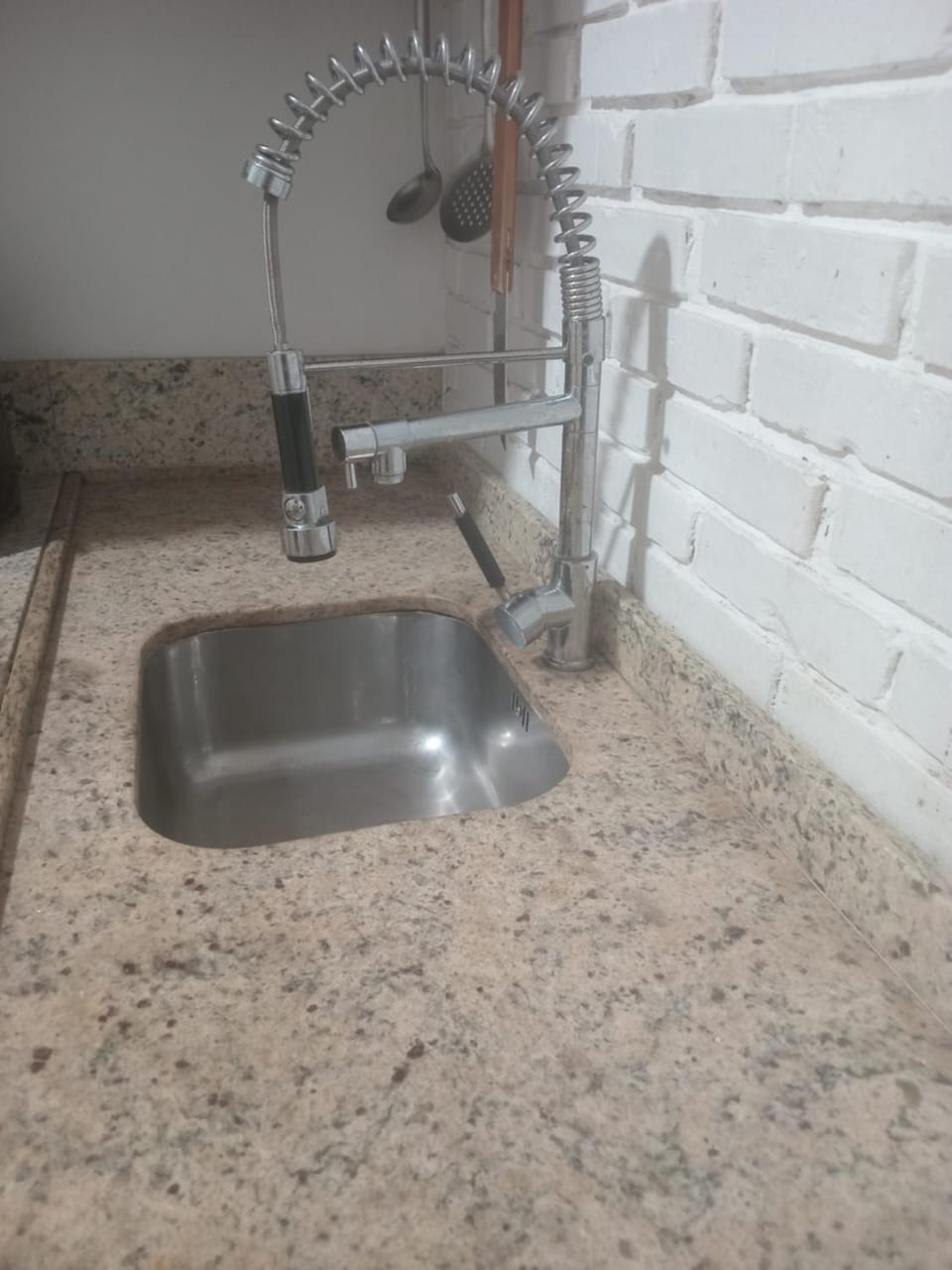 CHALÉ SIMPLES COM WI-FI SPLIT COZINHA COMPLETA SALA QUARTO BANHEIRO A 2 KM DO centro Apartment in Canela