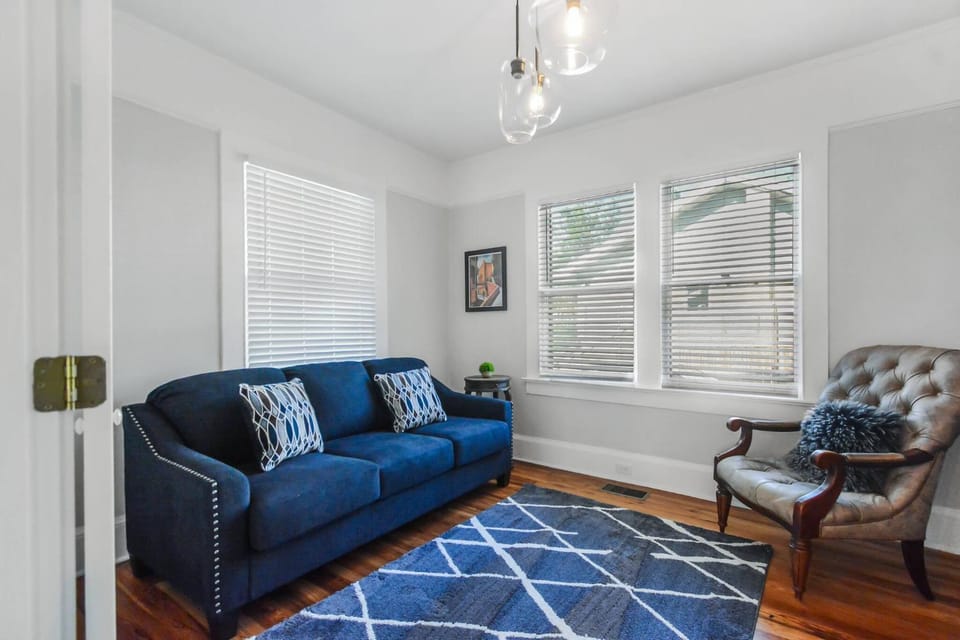 Bed, Living room, Photo of the whole room, Seating area