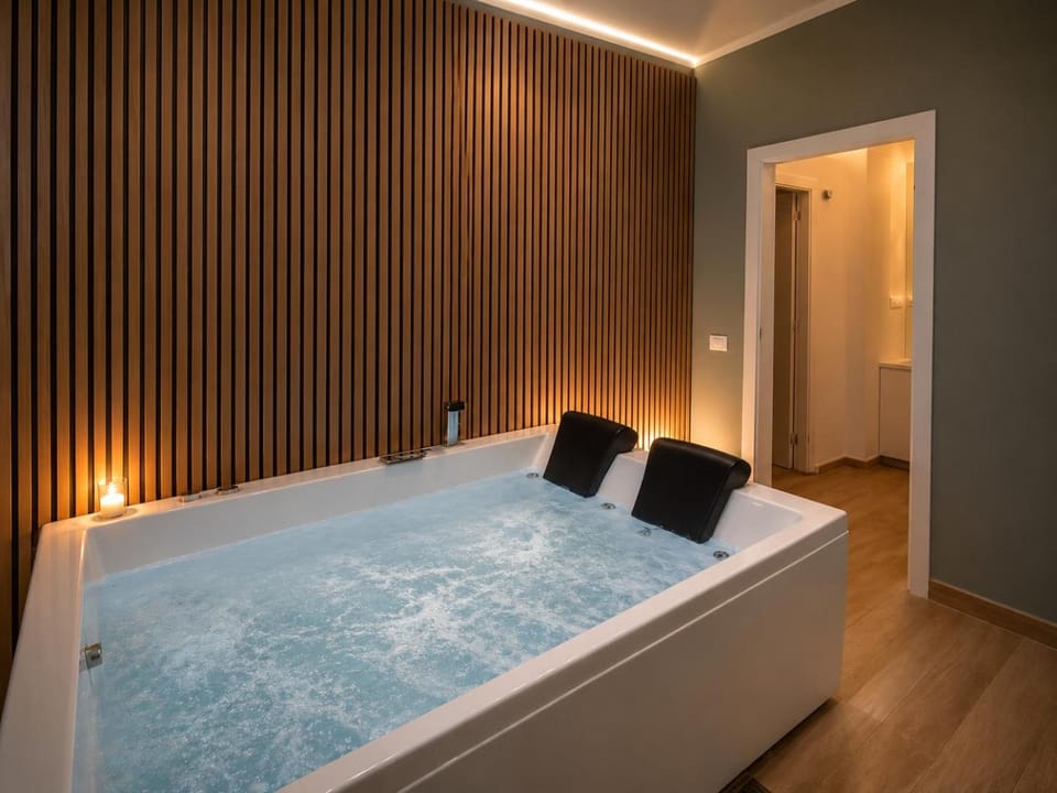 Hot Tub, Photo of the whole room, Bath