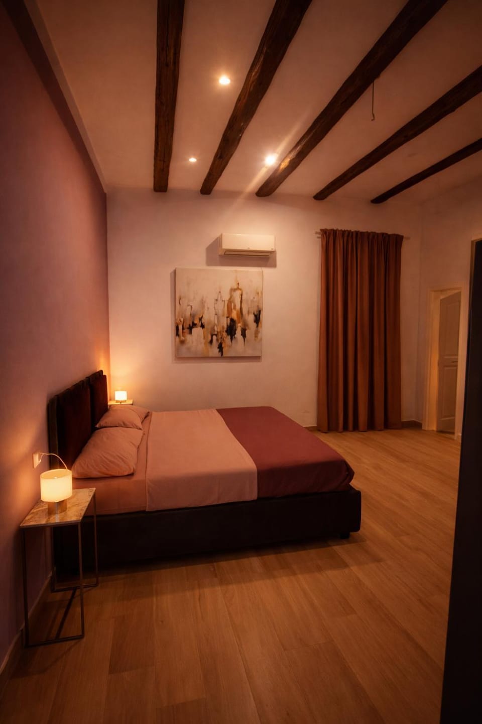 Bed, TV and multimedia, Photo of the whole room, Bedroom
