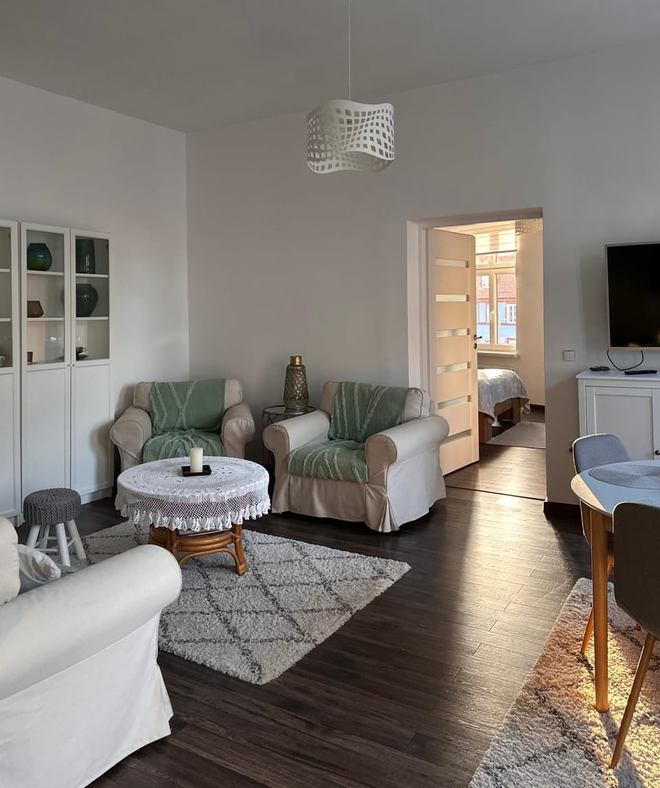 TV and multimedia, Living room, Seating area, Evening entertainment