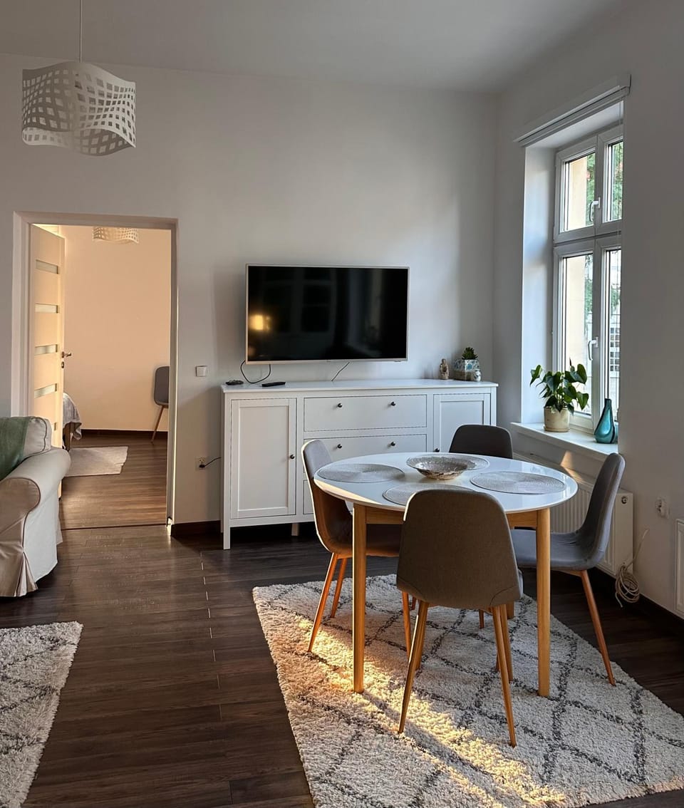 Communal lounge/ TV room, TV and multimedia, Dining area