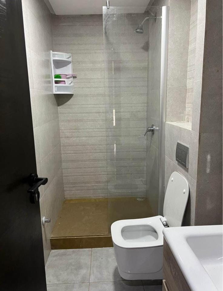Shower, Toilet