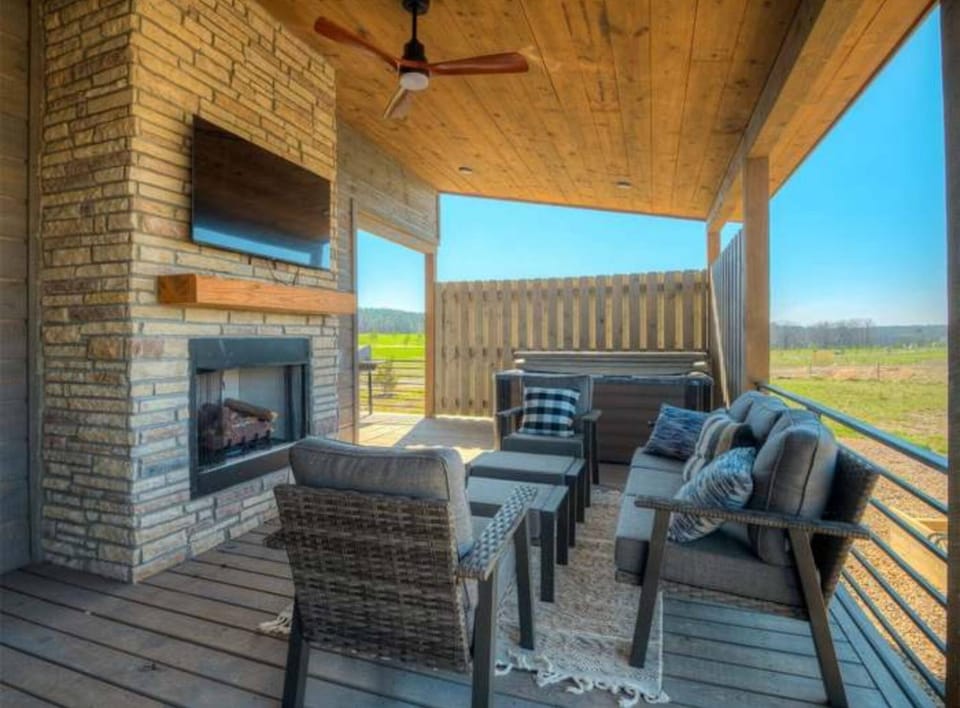Patio, Hot Tub, Balcony/Terrace