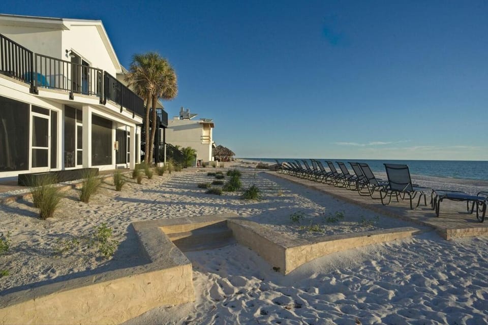 Property building, Day, Natural landscape, Beach, Sea view, sunbed