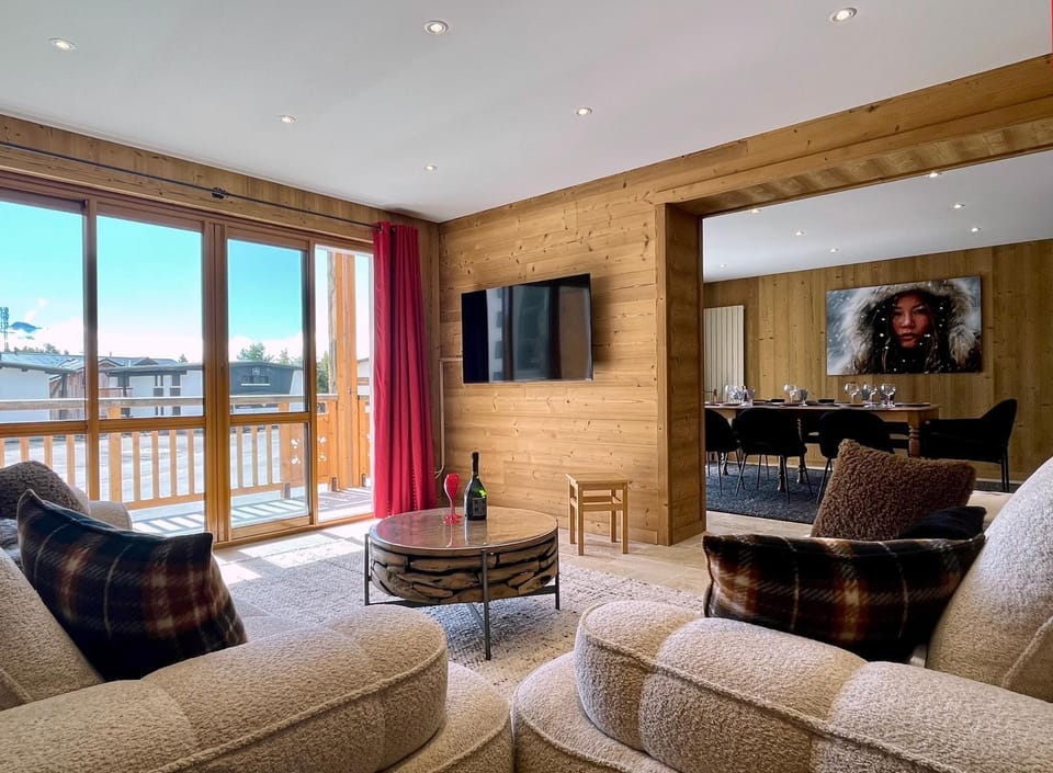 Living room, Dining area, Meals