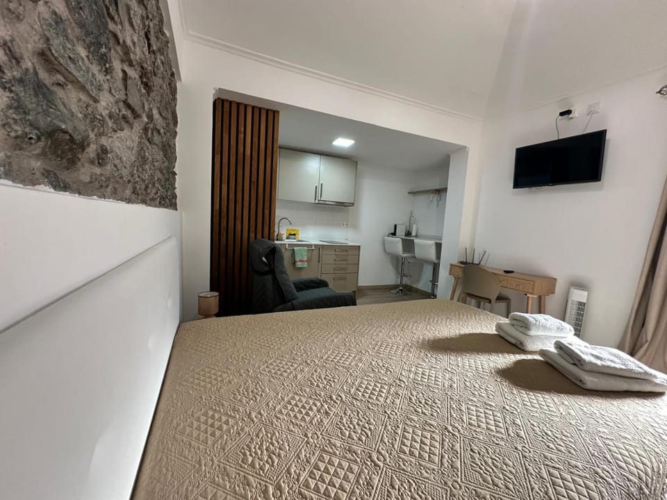 Bed, TV and multimedia, Bedroom