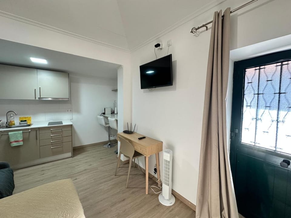 TV and multimedia, Kitchen or kitchenette, Dining area, Bedroom