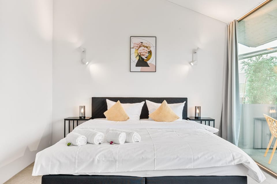 Bed, Balcony/Terrace, Balcony/Terrace, Photo of the whole room, Bedroom, Lake view, Lake view, towels