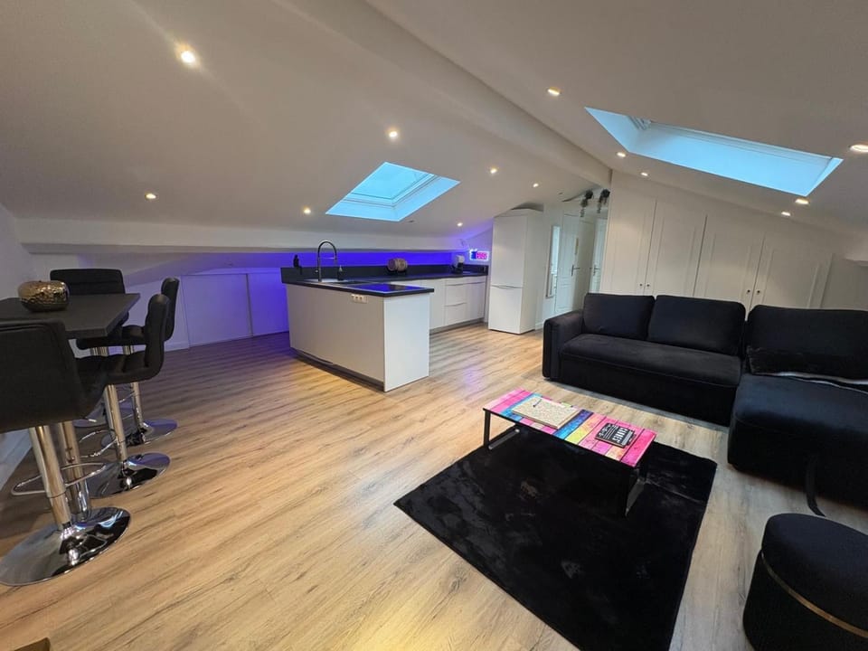 TV and multimedia, Kitchen or kitchenette, Living room, Seating area
