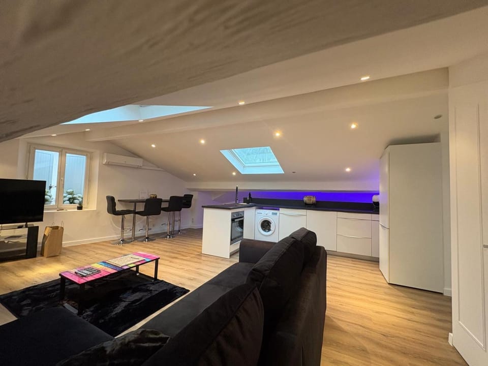 TV and multimedia, Kitchen or kitchenette, Living room, Seating area, Dining area