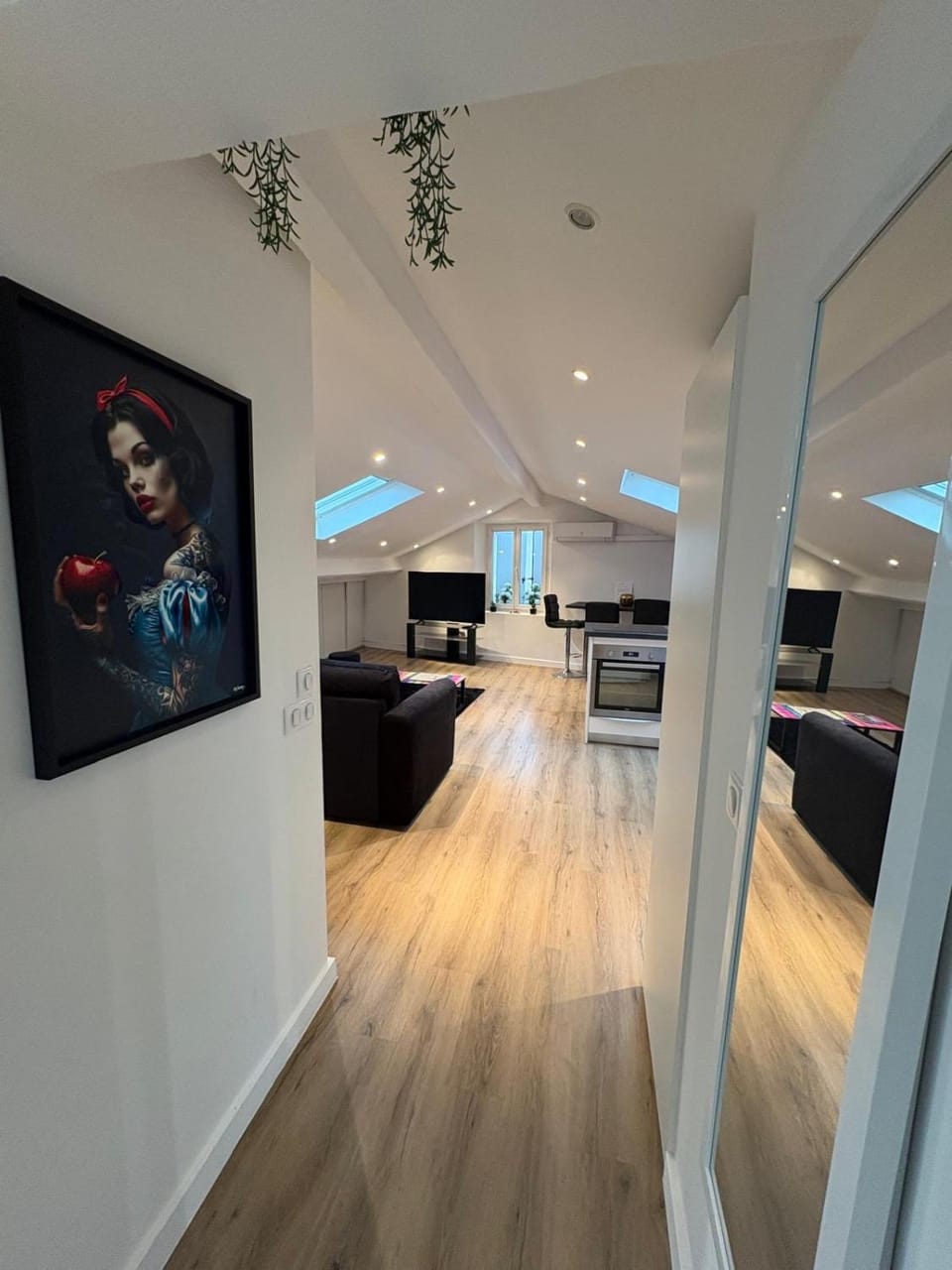 TV and multimedia, Kitchen or kitchenette, Living room, Seating area, Dining area