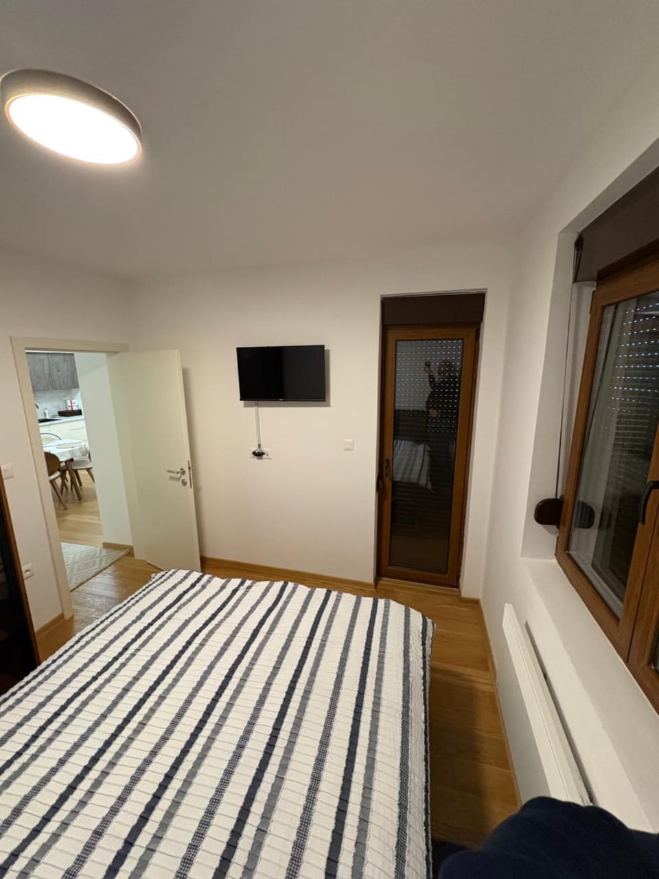 Bed, TV and multimedia, Photo of the whole room, Bedroom