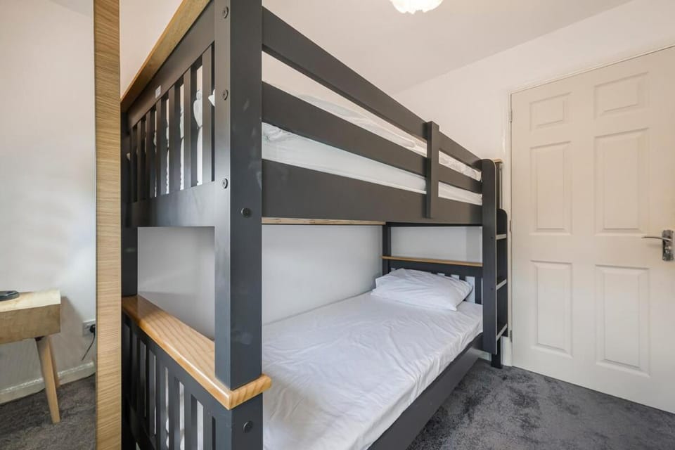 Stylish 4 Bed Trentham Retreat with Pool Table House in Stoke-on-Trent
