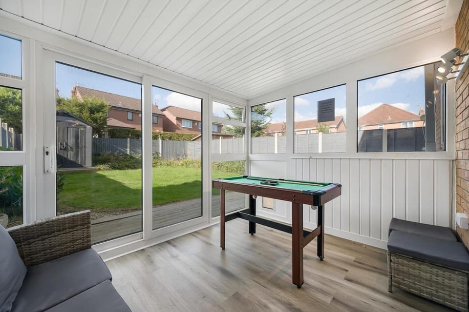 Stylish 4 Bed Trentham Retreat with Pool Table House in Stoke-on-Trent