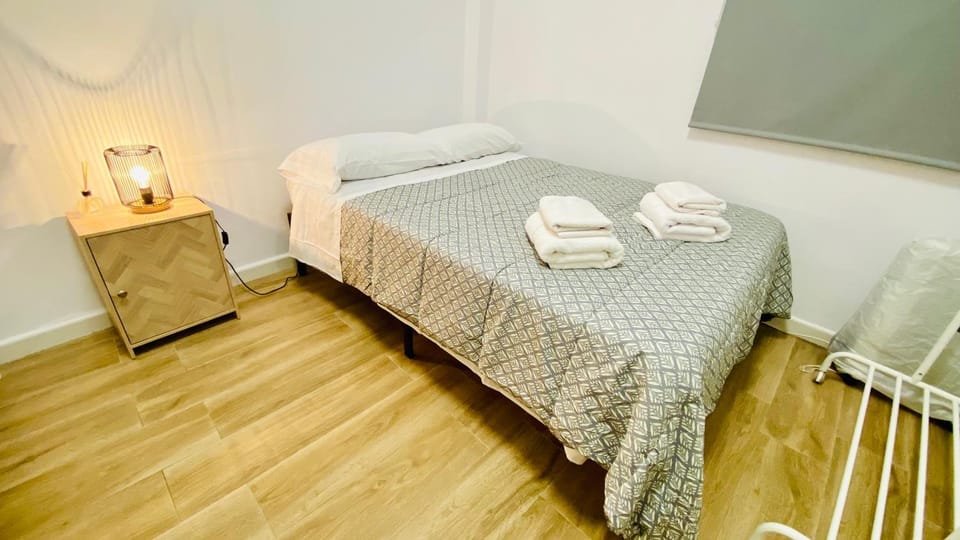 Bed, Bedroom, towels
