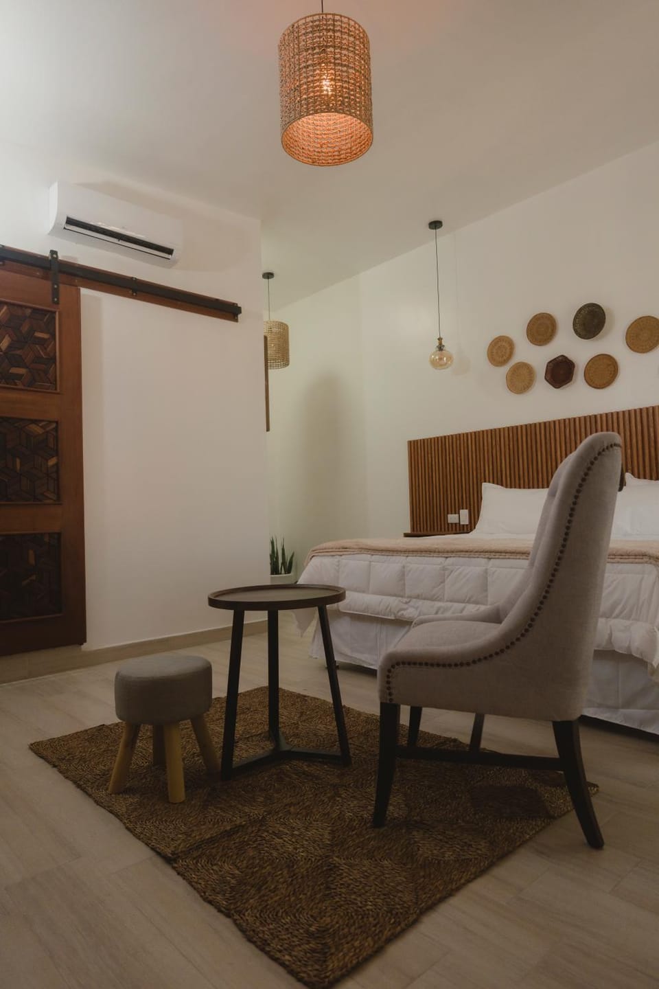 Bed, Seating area, air conditioner