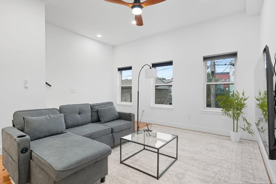 2 Bedroom 2 and a Half Bath Townhouse Stadium and Downtown Nearby House in Pittsburgh