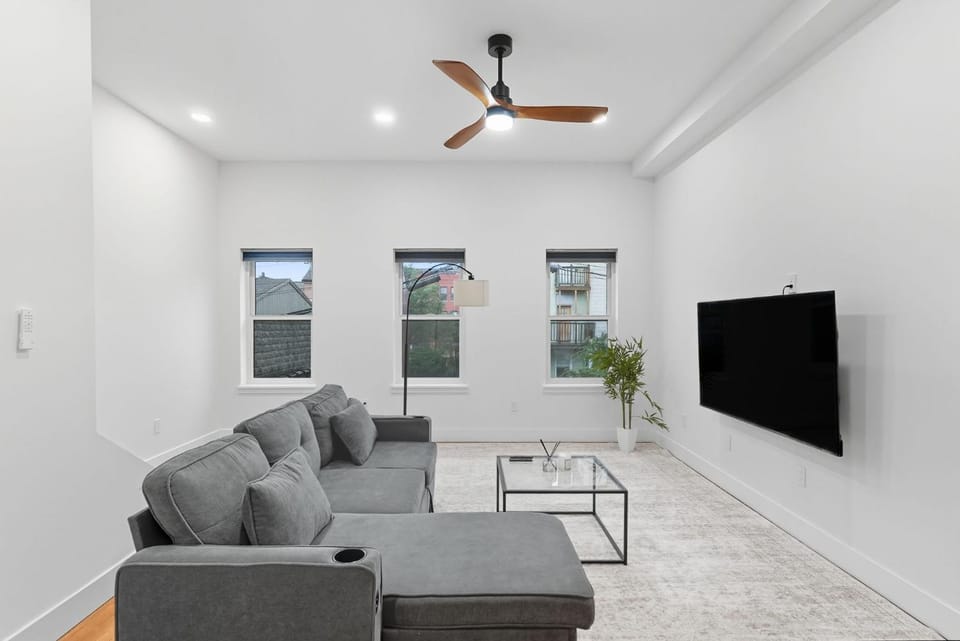 2 Bedroom 2 and a Half Bath Townhouse Stadium and Downtown Nearby House in Pittsburgh