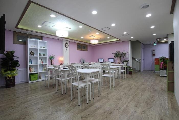 Communal lounge/ TV room