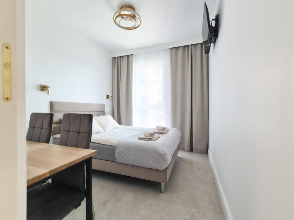 Bed, TV and multimedia, Photo of the whole room, Bedroom, towels, wardrobe