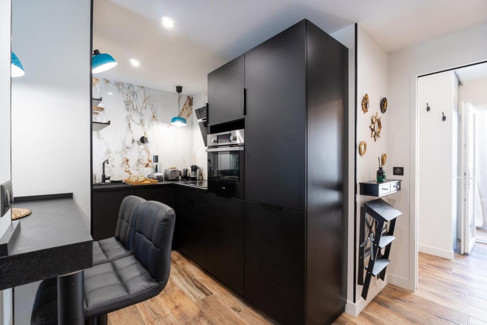 Coffee/tea facilities, microwave, stove, toaster, kitchen