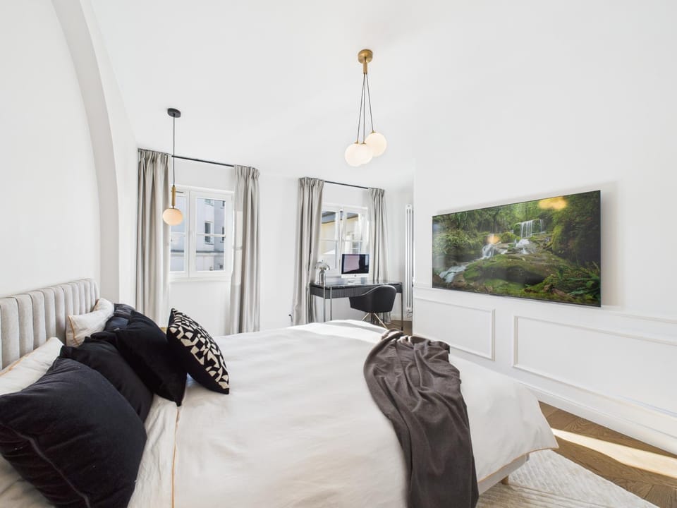 Bed, TV and multimedia, Seating area