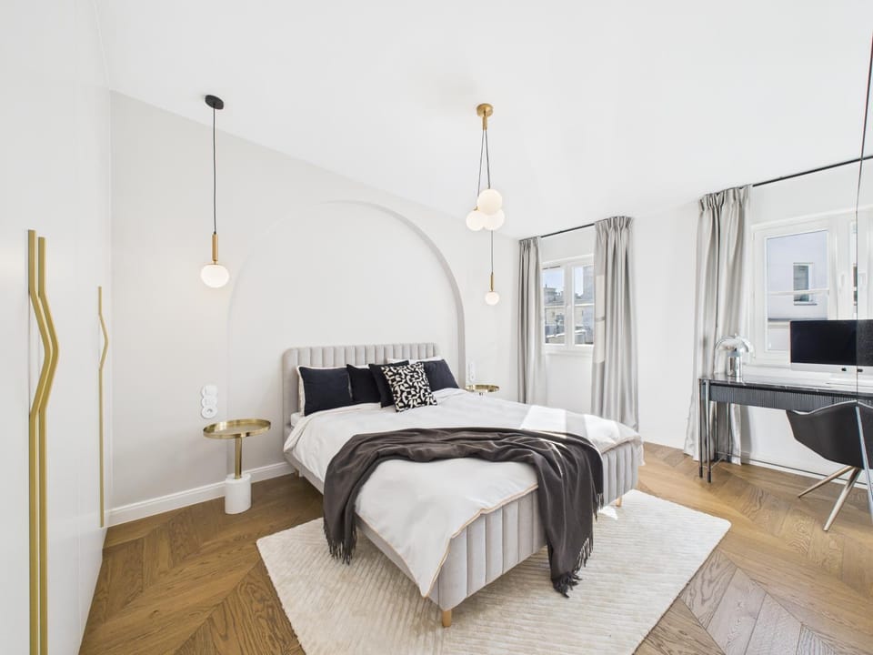 Bed, TV and multimedia, Bedroom