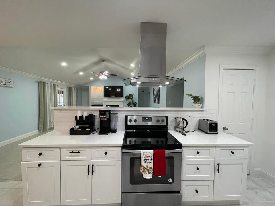 Coffee/tea facilities, Kitchen or kitchenette, dishwasher, oven, stove, toaster
