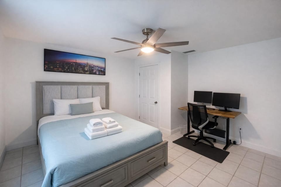 Bed, Photo of the whole room, Bedroom