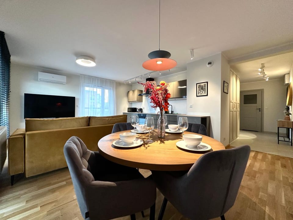 Madalińskiego Apt 26 - Balcony & Lift - 700m Main Station Apartment in Wroclaw