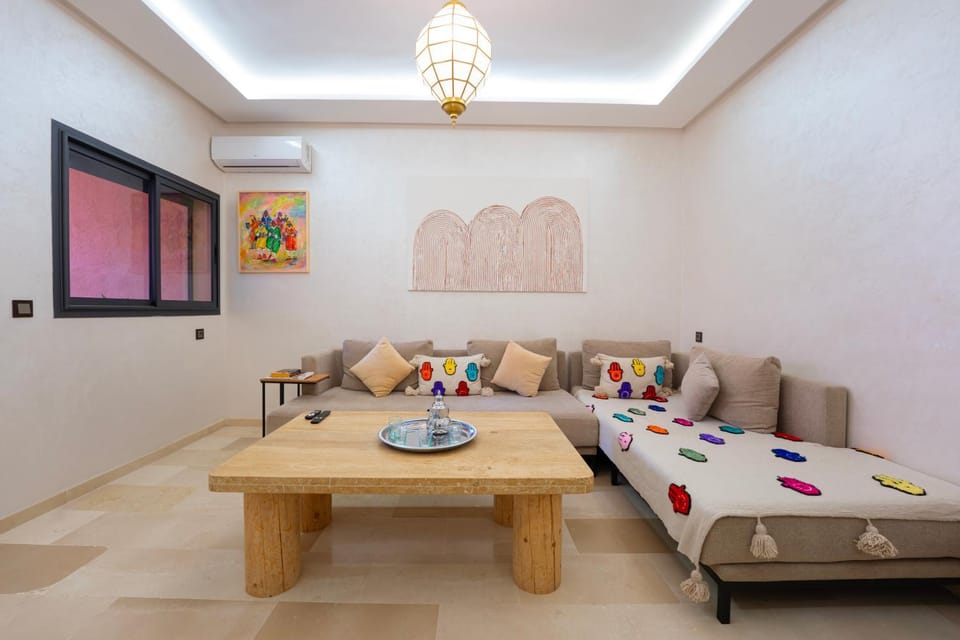 Bed, Living room, Photo of the whole room, Seating area