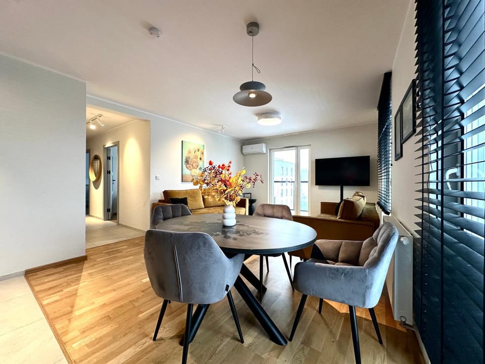 Madalińskiego Apt 25 - Balcony & Lift - 700m Main Station Apartment in Wroclaw