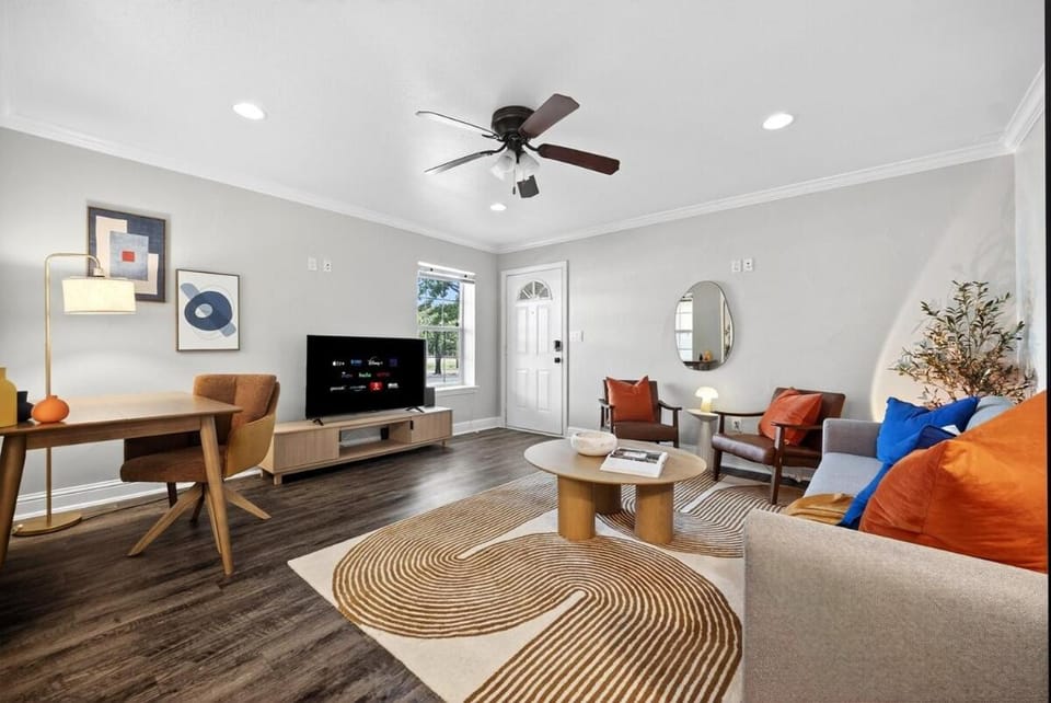 Communal lounge/ TV room, TV and multimedia, Living room, Seating area, Evening entertainment