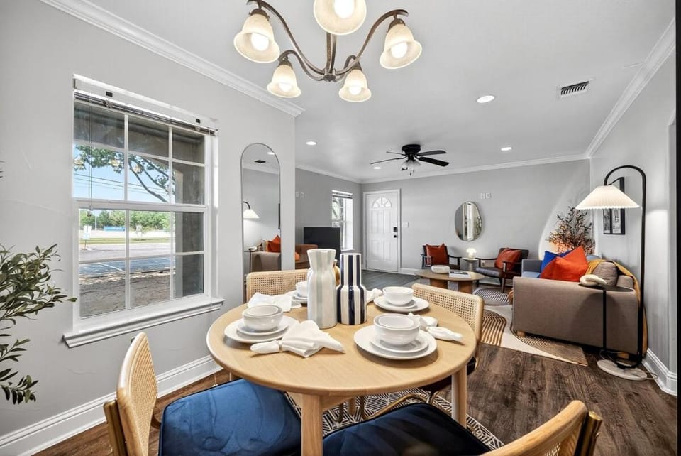 Coffee/tea facilities, Living room, Seating area, Dining area, Street view, Street view, Breakfast, Lunch, Dinner