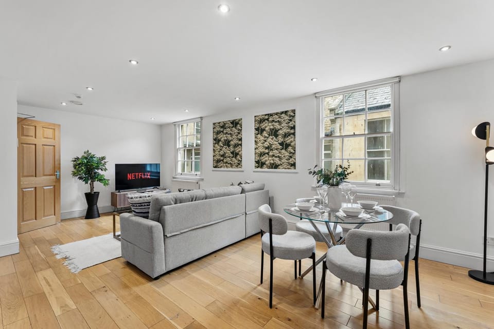 TV and multimedia, Living room, Seating area, Dining area