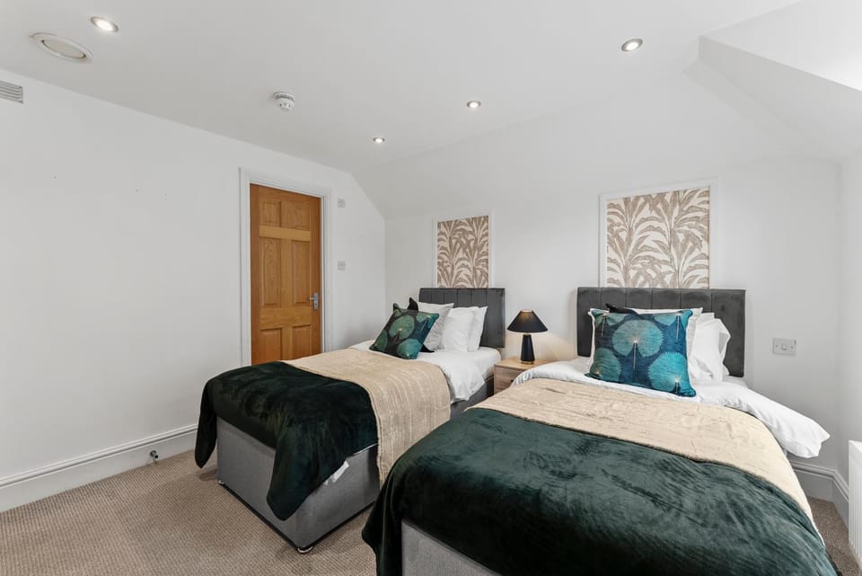 Stylish Roman Bath Apartments - Sleeps 12 Apartment in Bath