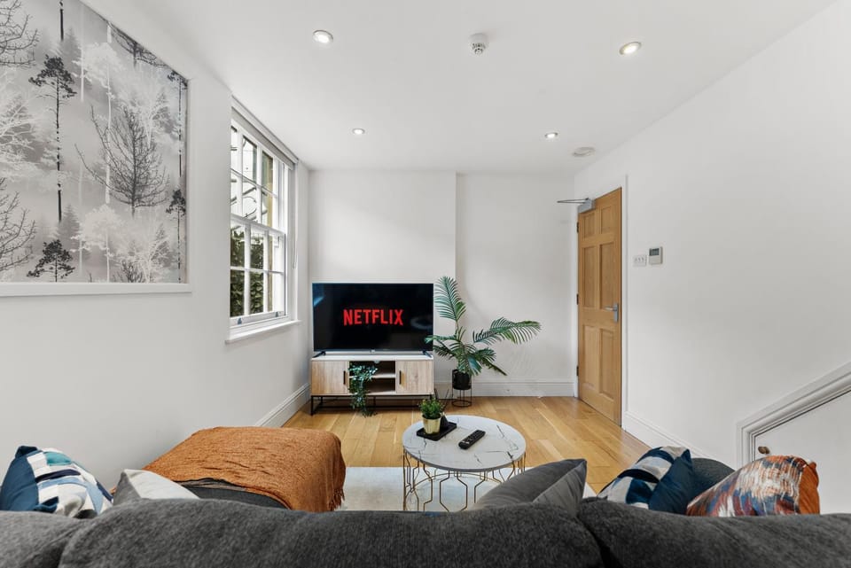 Stylish Roman Bath Apartments - Sleeps 12 Apartment in Bath