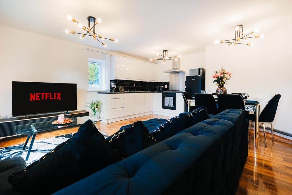 LUX 2BDR Flat in Woolwich I 2 Stops to Canary Wharf & Excel I Free Parking Apartment in London