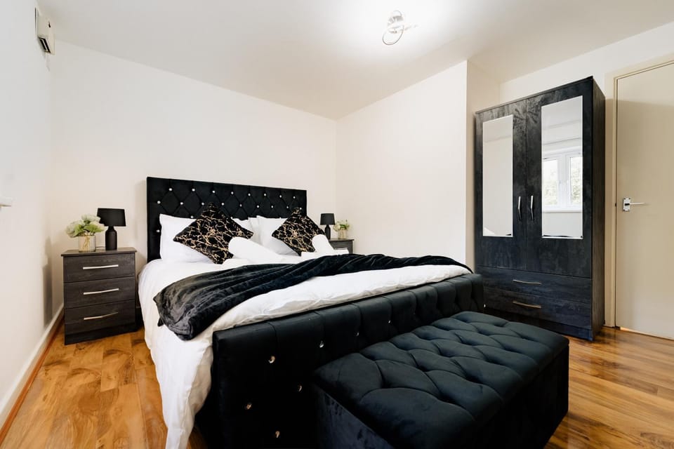 LUX 2BDR Flat in Woolwich I 2 Stops to Canary Wharf & Excel I Free Parking Apartment in London