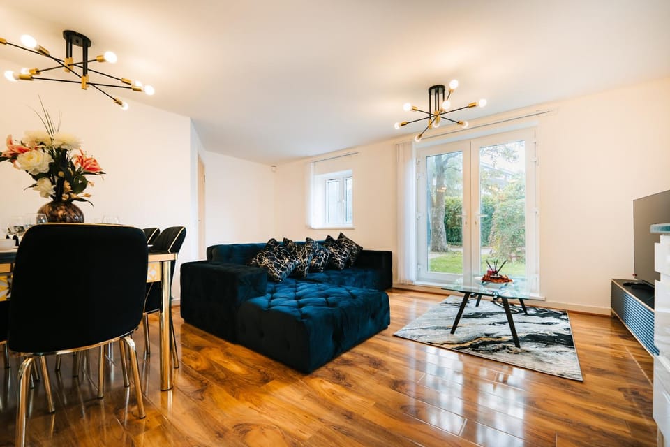 LUX 2BDR Flat in Woolwich I 2 Stops to Canary Wharf & Excel I Free Parking Apartment in London