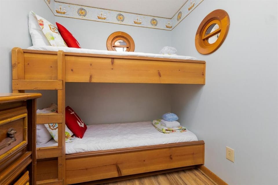 Ocean and Sound Views, Beach Access -Villa On The Blue Apartment in North Topsail Beach