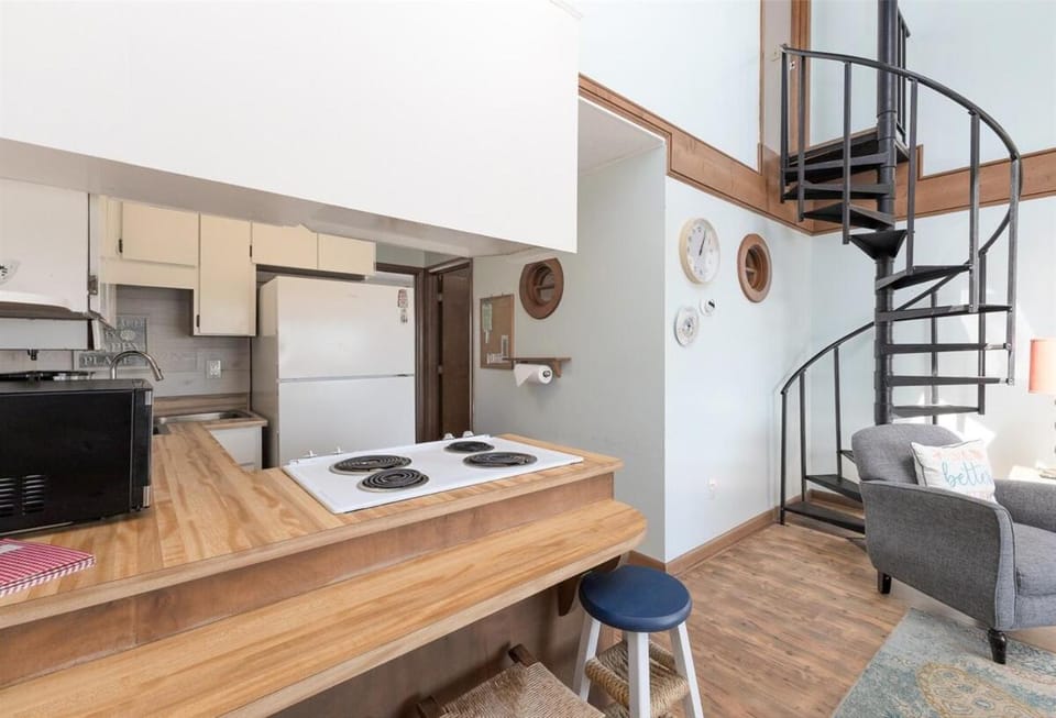 Ocean and Sound Views, Beach Access -Villa On The Blue Apartment in North Topsail Beach