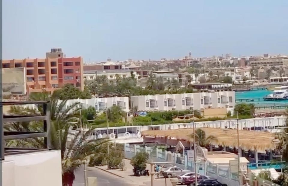 Property building, Day, Neighbourhood, Natural landscape, Bird's eye view, City view, Sea view, Street view, Location, Parking