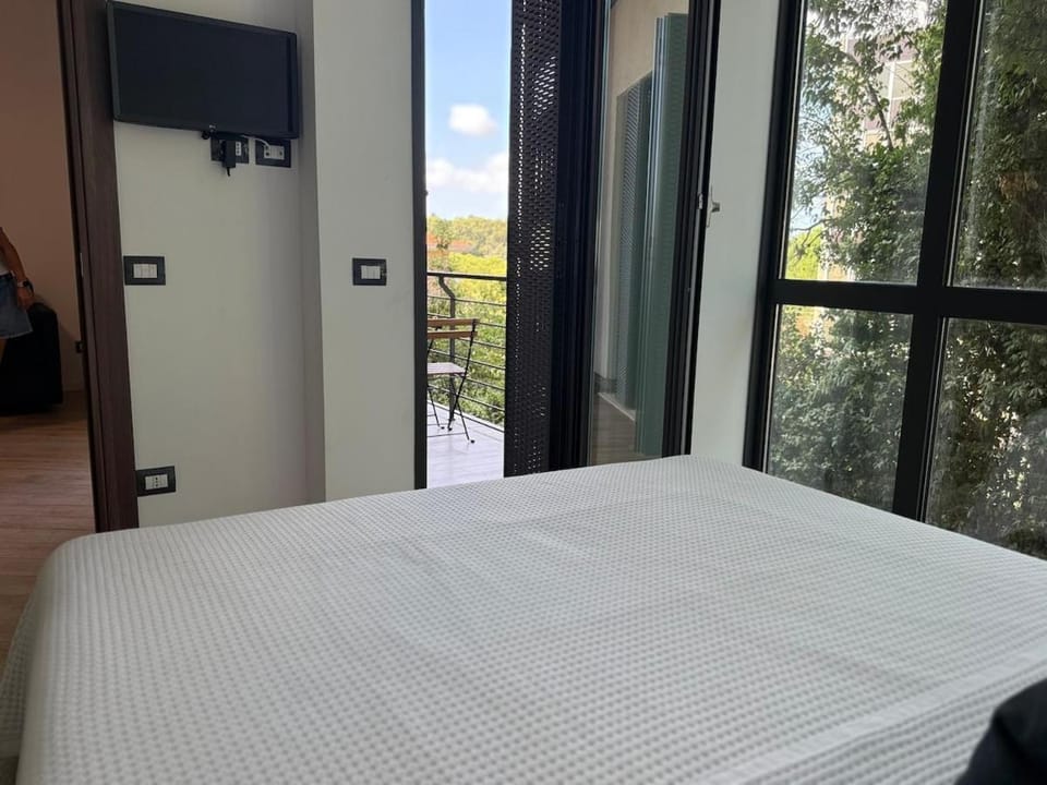 Bed, TV and multimedia, Balcony/Terrace, Bedroom
