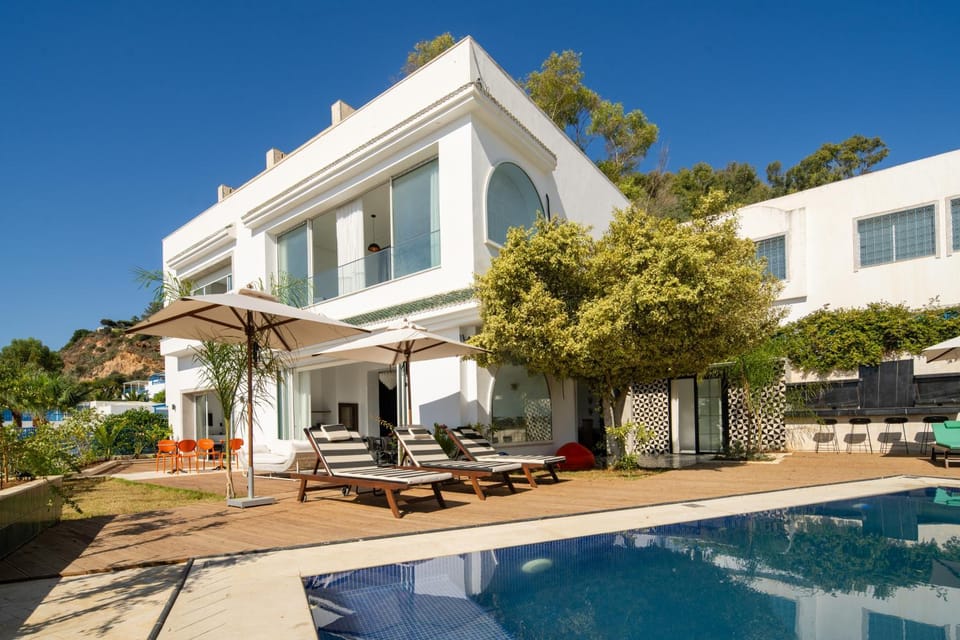 Property building, Day, Pool view, Swimming pool, sunbed